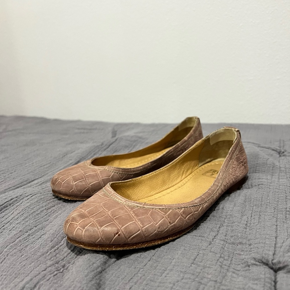 Elegant Crocodile Pattern Ballet Flats